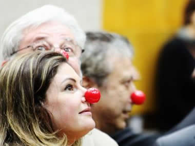 Os vereadores oposicionistas Patrícia Bezerra (PSDB), Gilberto Natalini (PV) e Mário Covas Neto (PSDB) utilizam nariz de palhaço durante a sessão - Foto Vagner Magalhães