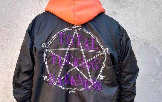 Jaqueta Bomber Total Fucking Darkness - Preta